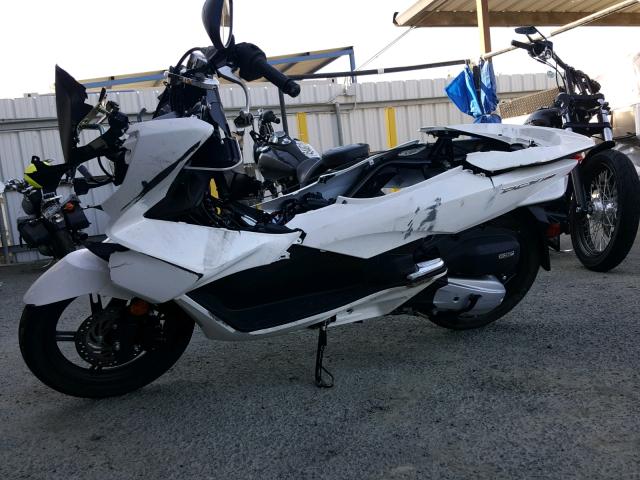 RLHKF1804JY301214 - 2018 HONDA PCX 150 WHITE photo 2