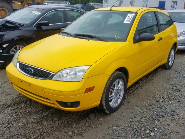 1FAHP31N57W225053 - 2007 FORD FOCUS ZX3 YELLOW photo 2