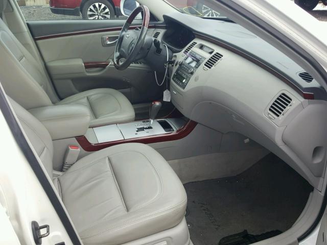 KMHFC46F08A255852 - 2008 HYUNDAI AZERA SE WHITE photo 5