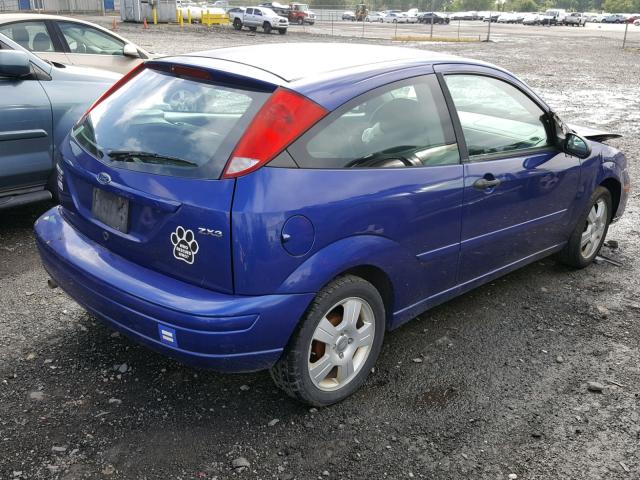 3FAHP31N55R115068 - 2005 FORD FOCUS ZX3 BLUE photo 4