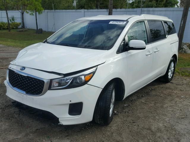 KNDMB5C15H6325927 - 2017 KIA SEDONA LX WHITE photo 2