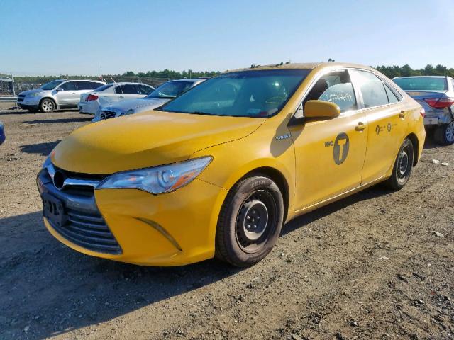 4T1BD1FK5FU151683 - 2015 TOYOTA CAMRY HYBR YELLOW photo 2