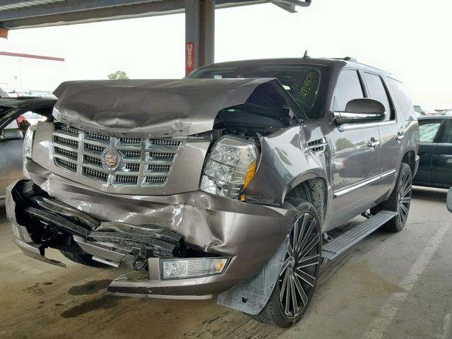 1GYS3BEF8DR233029 - 2013 CADILLAC ESCALADE L BROWN photo 2