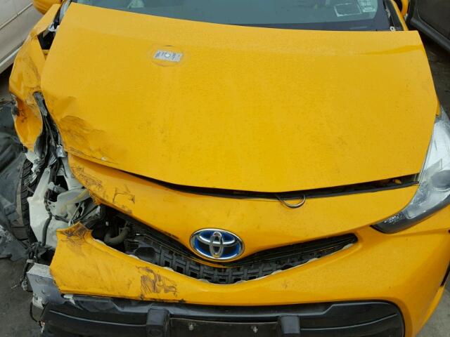 JTDZN3EU1FJ030195 - 2015 TOYOTA PRIUS V YELLOW photo 7