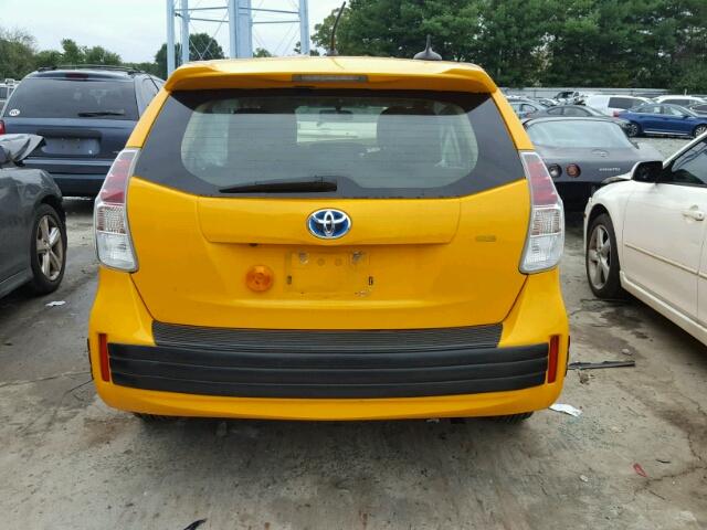 JTDZN3EU1FJ030195 - 2015 TOYOTA PRIUS V YELLOW photo 9