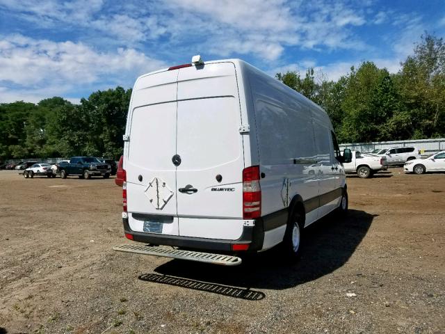 WD3PE8CB9B5601127 - 2011 MERCEDES-BENZ SPRINTER 2 WHITE photo 4