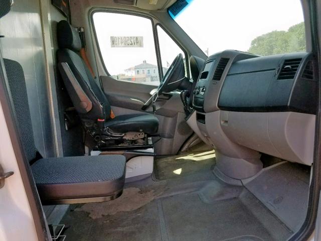 WD3PE8CB9B5601127 - 2011 MERCEDES-BENZ SPRINTER 2 WHITE photo 5