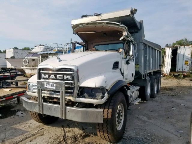 1M2AG10C16M033943 - 2006 MACK 700 CV700 WHITE photo 2