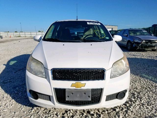 KL1TD66E49B673177 - 2009 CHEVROLET AVEO LS WHITE photo 9