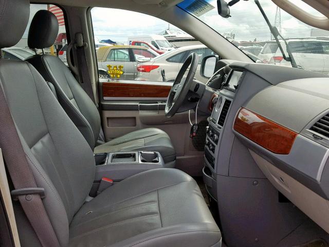 2A8HR54189R626724 - 2009 CHRYSLER TOWN & COU BLUE photo 5