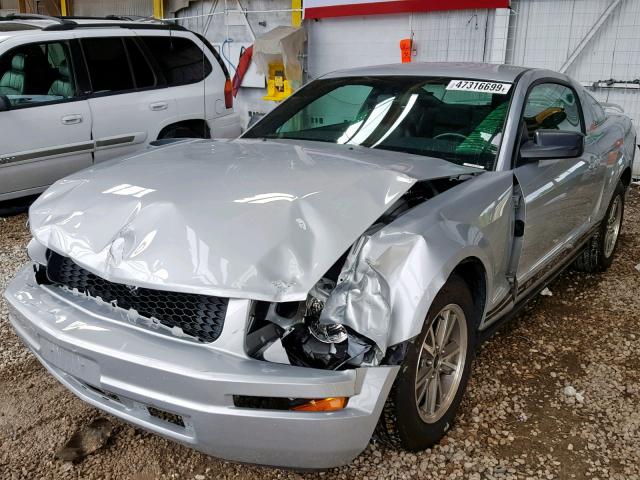 1ZVFT80N755171458 - 2005 FORD MUSTANG SILVER photo 2