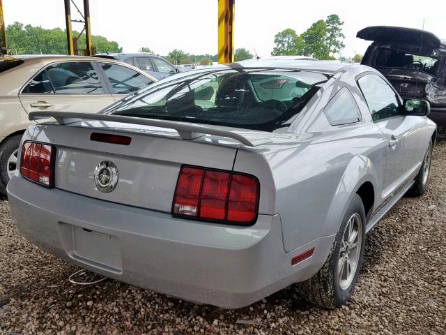 1ZVFT80N755171458 - 2005 FORD MUSTANG SILVER photo 4