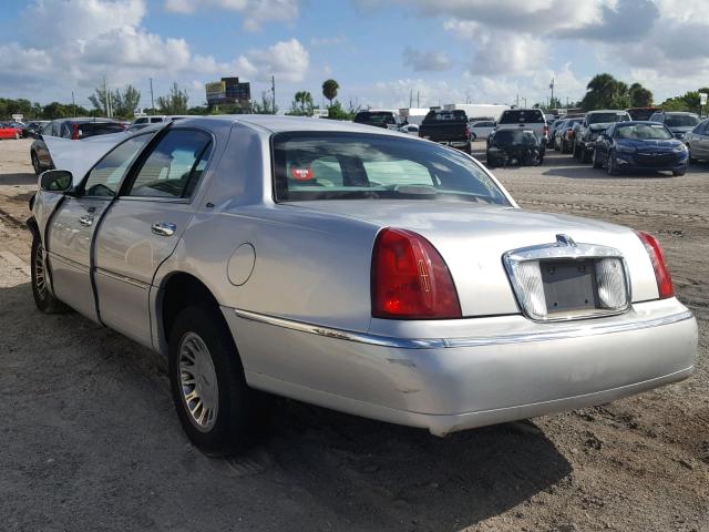 1LNHM83W92Y662813 - 2002 LINCOLN TOWN CAR C SILVER photo 3