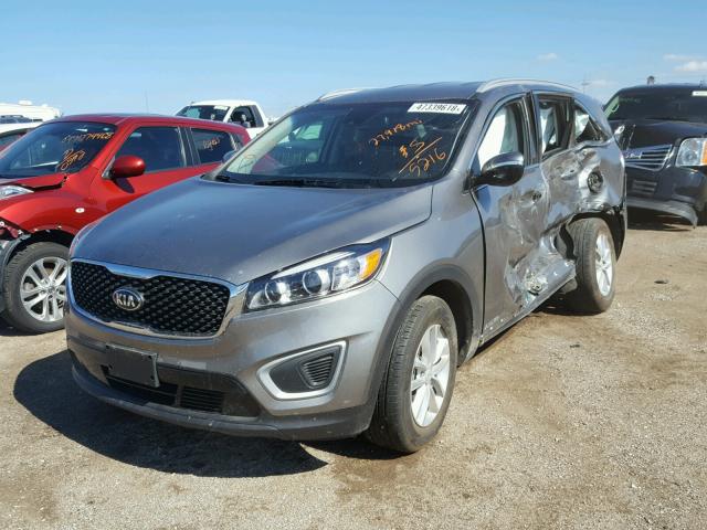 5XYPGDA56JG385216 - 2018 KIA SORENTO LX GRAY photo 2