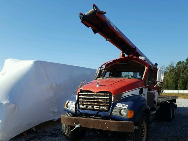 1M2AG11C85M029305 - 2005 MACK 700 CV700 WHITE photo 2