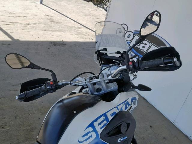 WB1014606CZC95049 - 2012 BMW G650 SERTA WHITE photo 5