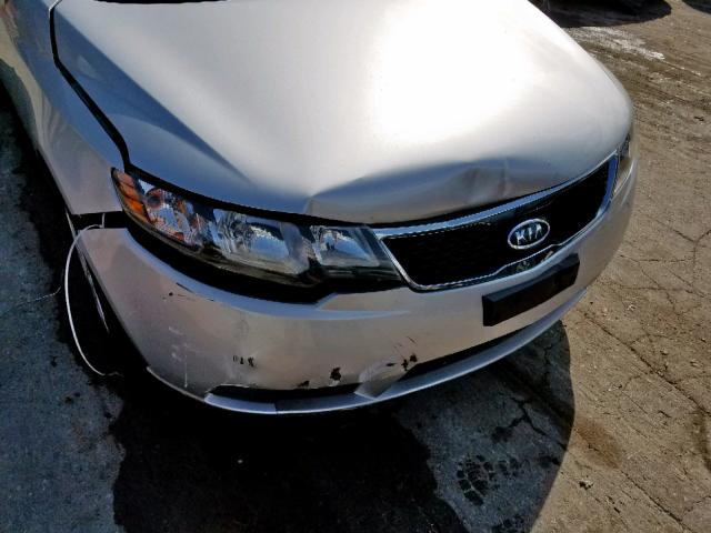 KNAFU4A22C5635750 - 2012 KIA FORTE EX SILVER photo 9