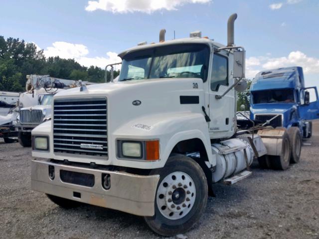 1M1AN07Y6AM006817 - 2010 MACK 600 CHU600 WHITE photo 2