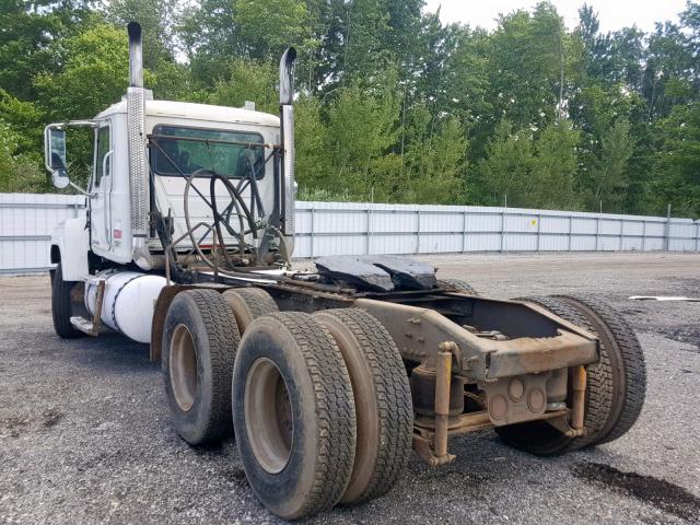 1M1AN07Y6AM006817 - 2010 MACK 600 CHU600 WHITE photo 3