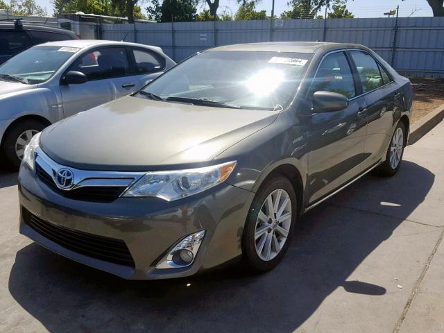 4T1BD1FK5CU001925 - 2012 TOYOTA CAMRY HYBR GRAY photo 2