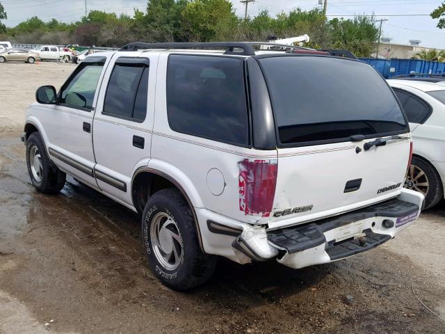 1GNDT13W0W2249014 - 1998 CHEVROLET BLAZER WHITE photo 3