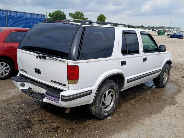 1GNDT13W0W2249014 - 1998 CHEVROLET BLAZER WHITE photo 4