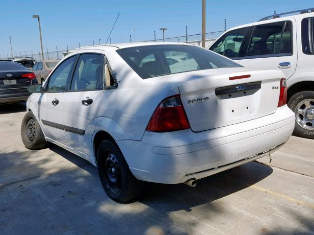 1FAFP34N85W125142 - 2005 FORD FOCUS ZX4 WHITE photo 3