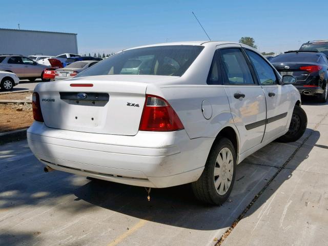 1FAFP34N85W125142 - 2005 FORD FOCUS ZX4 WHITE photo 4