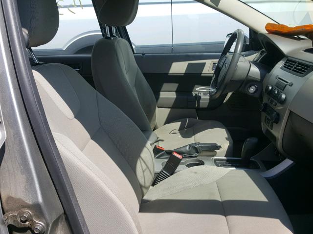 1FAHP34N48W146972 - 2008 FORD FOCUS S/SE SILVER photo 5