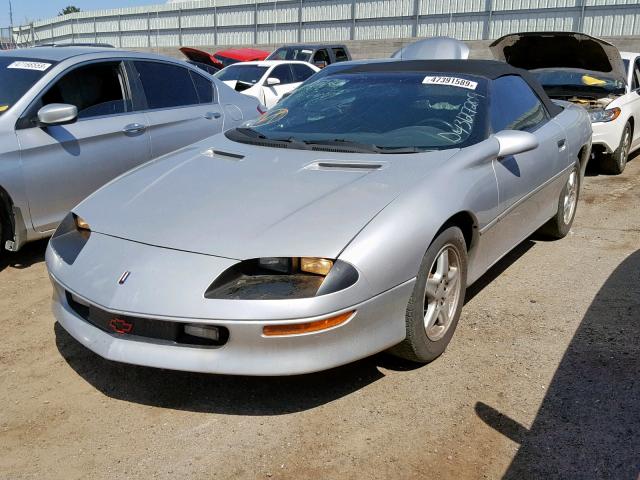 2G1FP32K1V2101844 - 1997 CHEVROLET CAMARO BAS SILVER photo 2