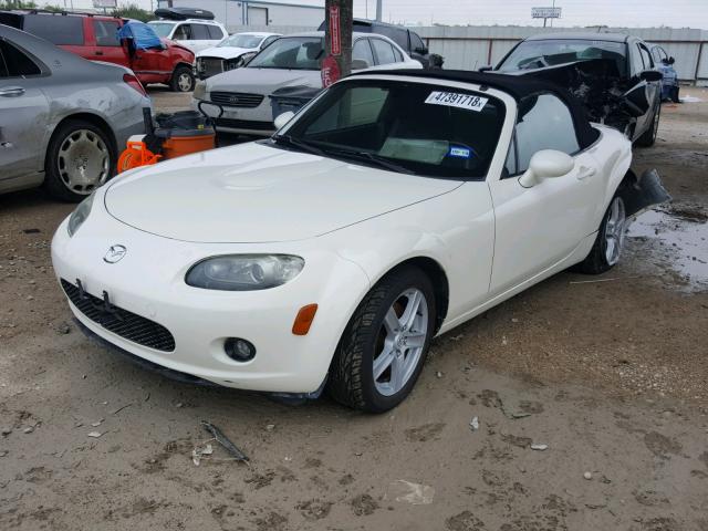 JM1NC25F060112649 - 2006 MAZDA MX-5 MIATA WHITE photo 2