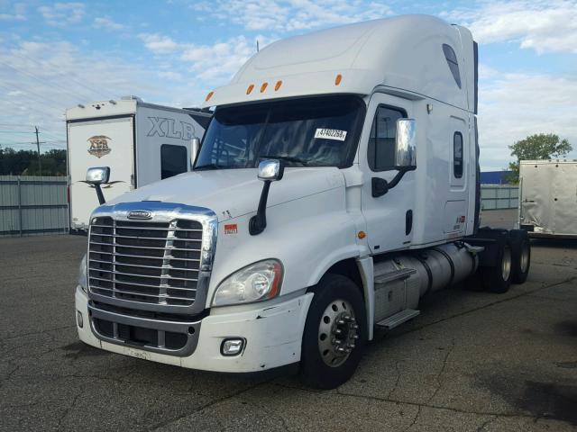 1FUJGLDR6CLBB3083 - 2012 FREIGHTLINER CASCADIA 1 WHITE photo 2