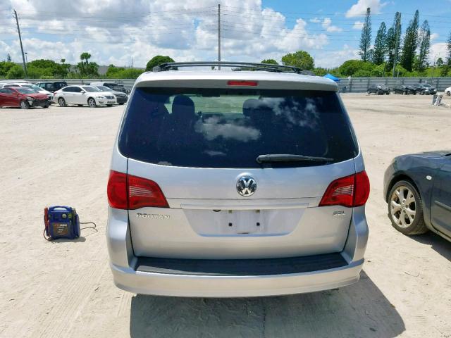 2V8HW54X39R549589 - 2009 VOLKSWAGEN ROUTAN SEL SILVER photo 9