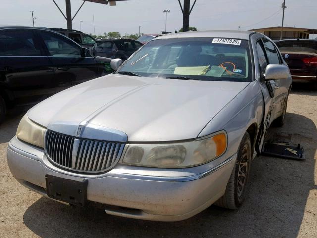 1LNHM82W81Y665718 - 2001 LINCOLN TOWN CAR S SILVER photo 2