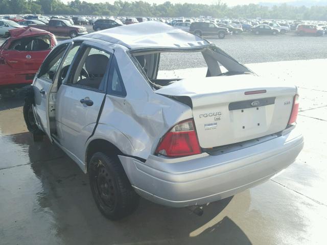 1FAFP34N46W106525 - 2006 FORD FOCUS ZX4 SILVER photo 3