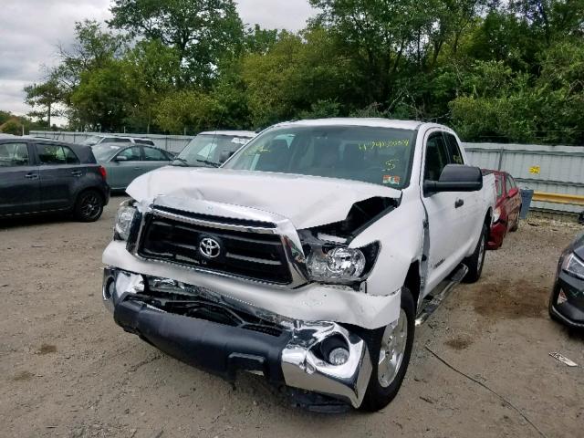 5TFUY5F15BX187379 - 2011 TOYOTA TUNDRA DOU WHITE photo 2