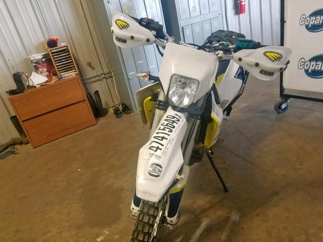 VBKUEV401HM705063 - 2017 HUSQVARNA 701 ENDURO  WHITE photo 2