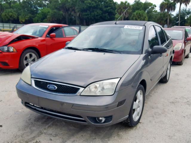 1FAHP34N75W299924 - 2005 FORD FOCUS ZX4 GRAY photo 2