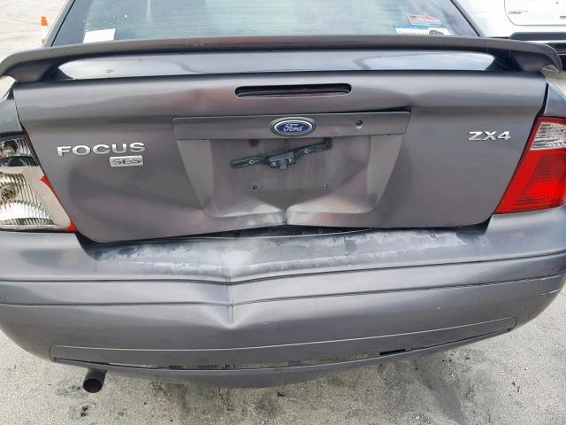 1FAHP34N75W299924 - 2005 FORD FOCUS ZX4 GRAY photo 9