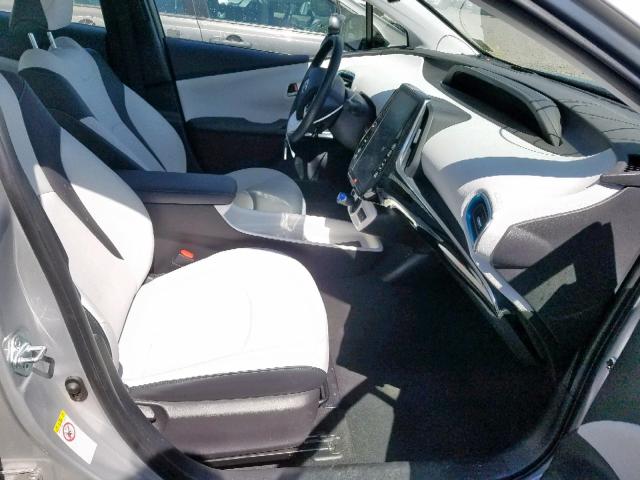 JTDKARFP9H3006128 - 2017 TOYOTA PRIUS PRIM 银色 照片 5