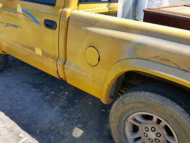 1B7GG26Y8XS139603 - 1999 DODGE DAKOTA YELLOW photo 9