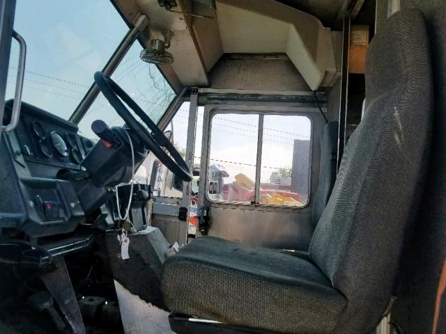 4UZA4FF42XCA61072 - 1999 FREIGHTLINER CHASSIS M WHITE photo 5