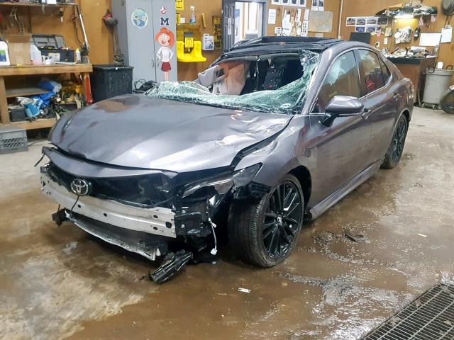 4T1BZ1HK0JU502474 - 2018 TOYOTA CAMRY XSE GRAY photo 2