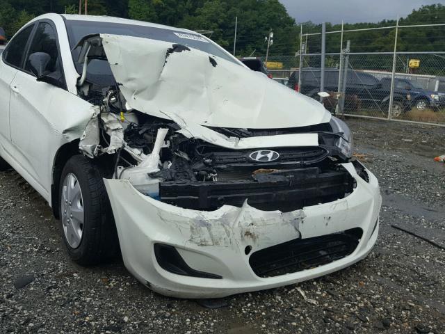 KMHCT4AE9GU160723 - 2016 HYUNDAI ACCENT SE WHITE photo 9