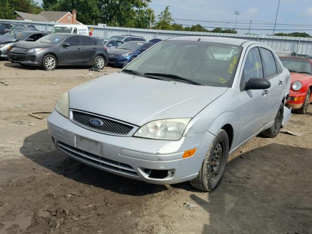 1FAHP34N67W286715 - 2007 FORD FOCUS ZX4 SILVER photo 2