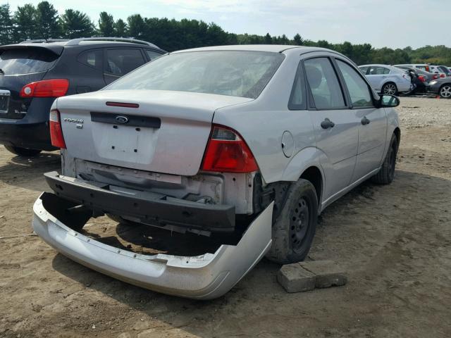 1FAHP34N67W286715 - 2007 FORD FOCUS ZX4 SILVER photo 4