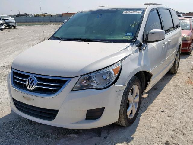 2V4RW3DG5BR740186 - 2011 VOLKSWAGEN ROUTAN SE WHITE photo 2