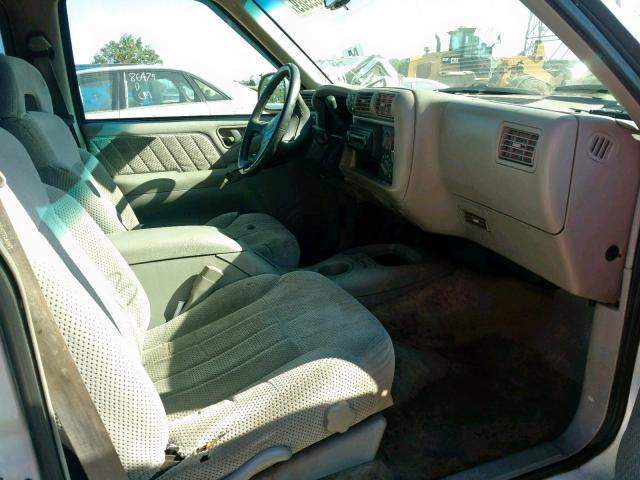 1GNDT13W5T2259405 - 1996 CHEVROLET BLAZER WHITE photo 5