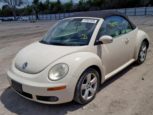 3VWSF31Y76M333845 - 2006 VOLKSWAGEN NEW BEETLE კრემისფერი ფოტო 2