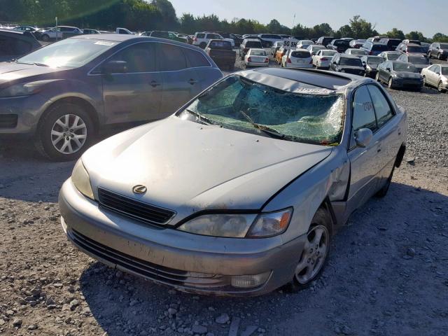 JT8BF28G8W5040891 - 1998 LEXUS ES 300 SILVER photo 2